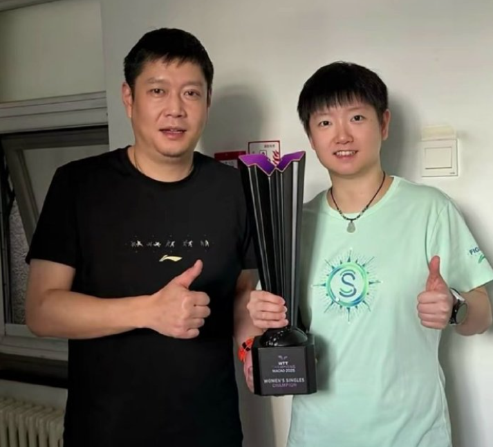 托着奖杯底, 合影, 在WTT澳 托着奖杯底, 合影, 在WTT澳